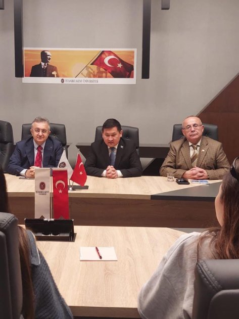 Kazakistan Başkonsolosu Nuriddin Amankul, üniversitemizdeki Kazakistanlı öğrencilerle buluşarak sohbet etti.